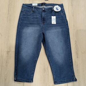 CURVE APPEAL | Women's Medium Wash Tummy Tucking Capri Jean Pants